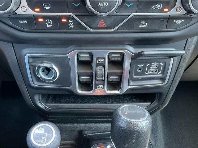Photo of 2023 Bright White Clearcoat Jeep Gladiator