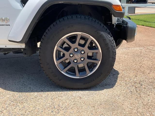 Photo of 2023 Bright White Clearcoat Jeep Gladiator