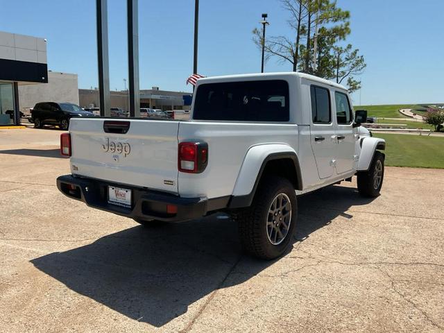 Photo of 2023 Bright White Clearcoat Jeep Gladiator