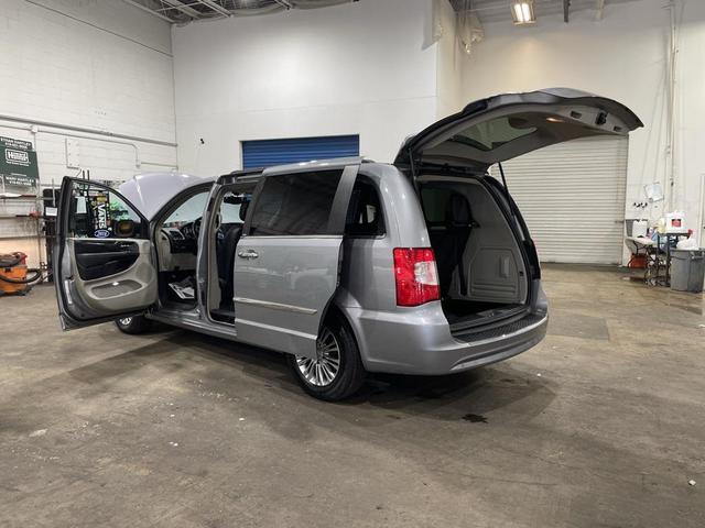 Photo of 2013 Billet Silver Metallic Clearcoat Chrysler Town & Country