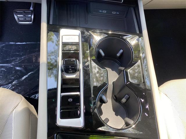 Photo of 2025 Silver Mist Metallic Volkswagen Atlas