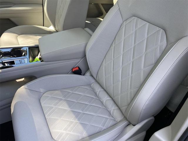 Photo of 2025 Silver Mist Metallic Volkswagen Atlas