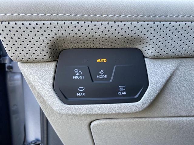Photo of 2025 Silver Mist Metallic Volkswagen Atlas
