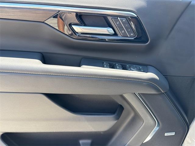 Photo of 2025 Iridescent Pearl Tricoat Chevrolet Suburban