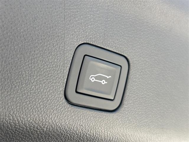Photo of 2025 Iridescent Pearl Tricoat Chevrolet Suburban