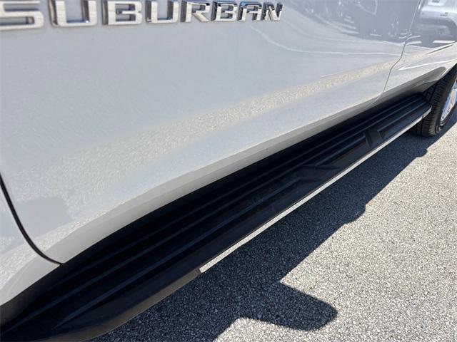 Photo of 2025 Iridescent Pearl Tricoat Chevrolet Suburban