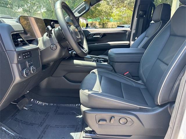 Photo of 2025 Iridescent Pearl Tricoat Chevrolet Suburban