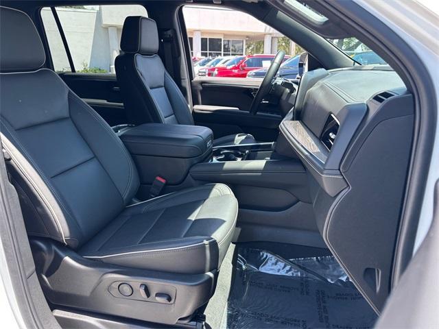 Photo of 2025 Iridescent Pearl Tricoat Chevrolet Suburban
