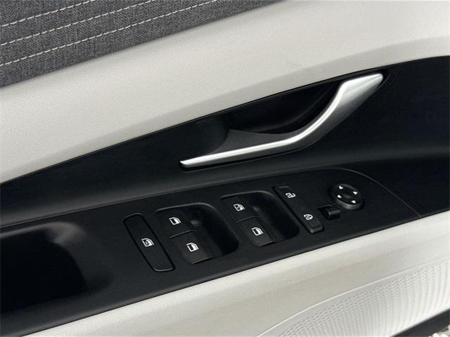 Photo of 2022 Phantom Black Hyundai ELANTRA