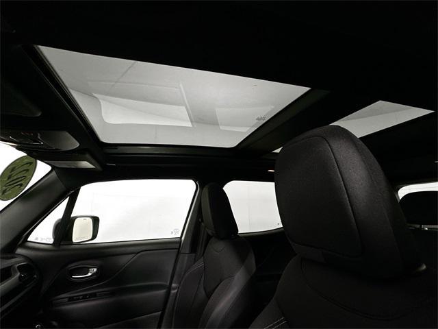 Photo of 2022 Alpine White Clearcoat Jeep Renegade