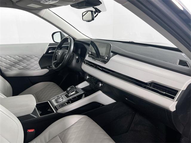 Photo of 2022 Mercury Gray Metallic Mitsubishi Outlander