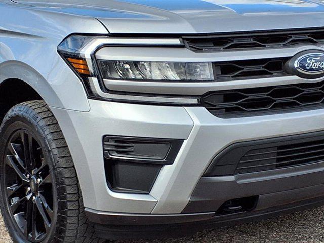 Photo of 2022 Iconic Silver Metallic Ford Expedition