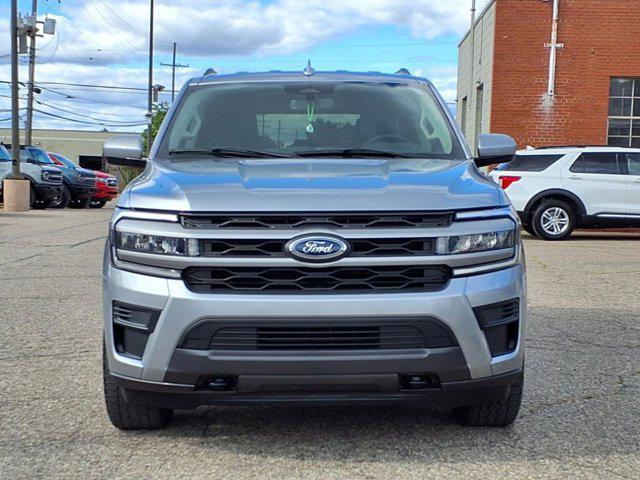 Photo of 2022 Iconic Silver Metallic Ford Expedition