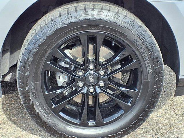 Photo of 2022 Iconic Silver Metallic Ford Expedition