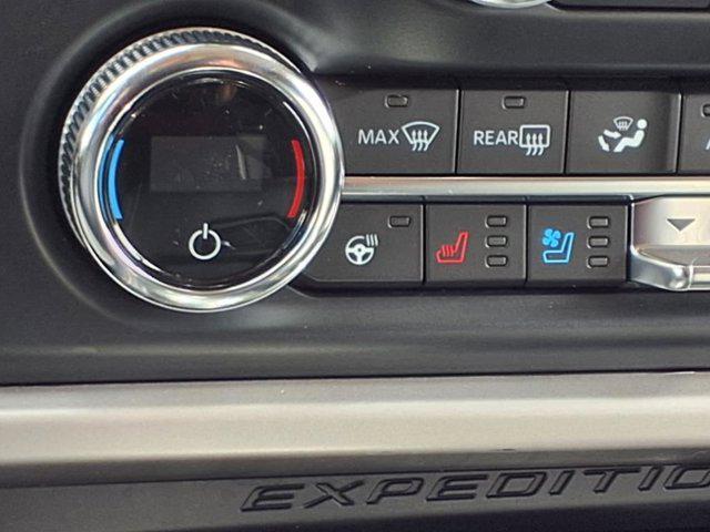 Photo of 2022 Iconic Silver Metallic Ford Expedition