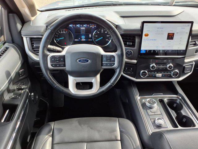 Photo of 2022 Iconic Silver Metallic Ford Expedition