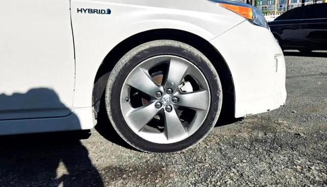 Photo of 2013 White Toyota Prius
