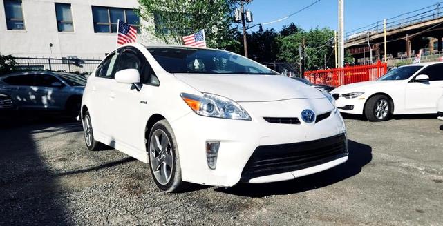 Photo of 2013 White Toyota Prius
