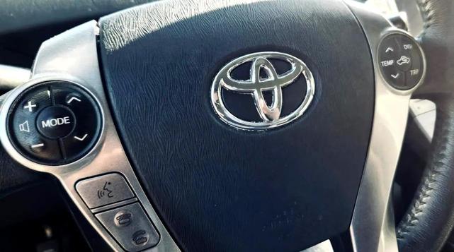 Photo of 2013 White Toyota Prius