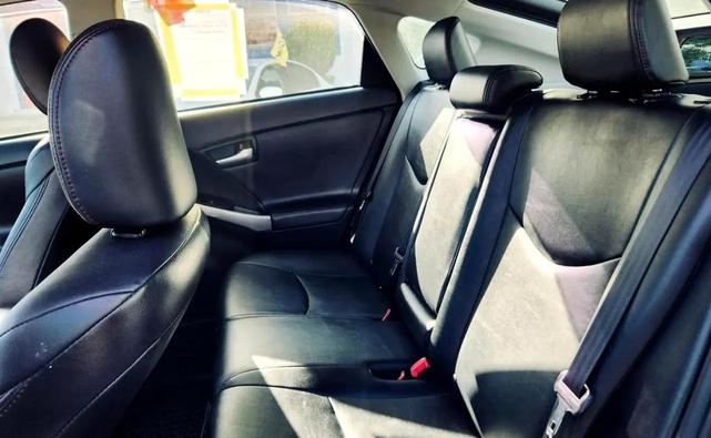 Photo of 2013 White Toyota Prius