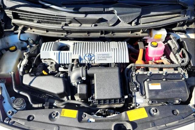 Photo of 2013 White Toyota Prius