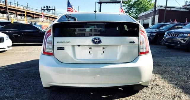 Photo of 2013 White Toyota Prius