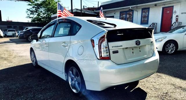 Photo of 2013 White Toyota Prius
