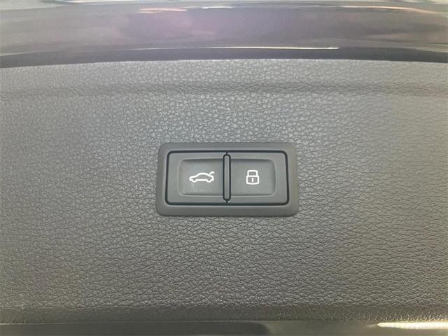 Photo of 2022 Mythos Black Metallic Audi Q5