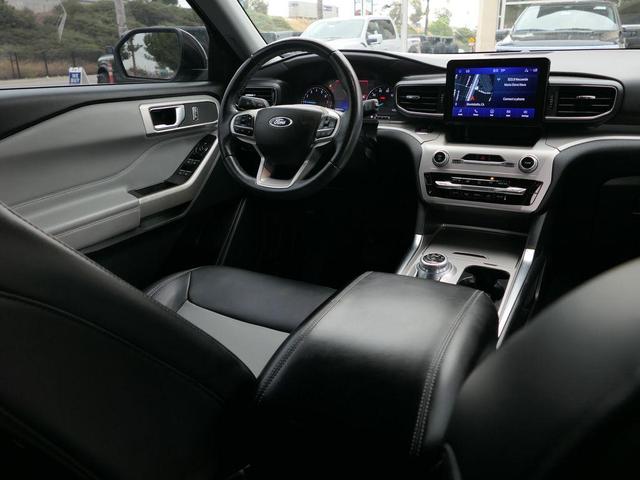 Photo of 2022 Iconic Silver Metallic Ford Explorer