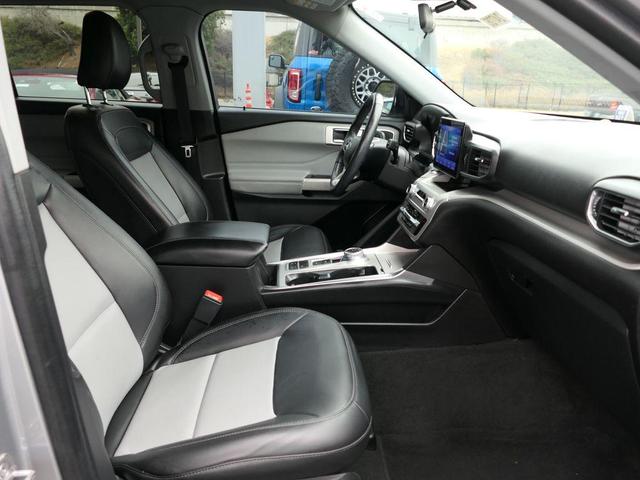 Photo of 2022 Iconic Silver Metallic Ford Explorer