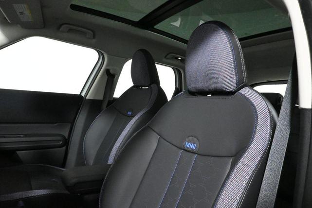 Photo of 2025 White Metallic MINI Countryman