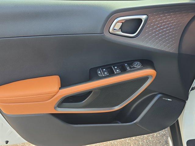 Photo of 2025 Clear White / Black Roof Kia Soul