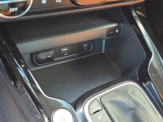 Photo of 2025 Clear White / Black Roof Kia Soul