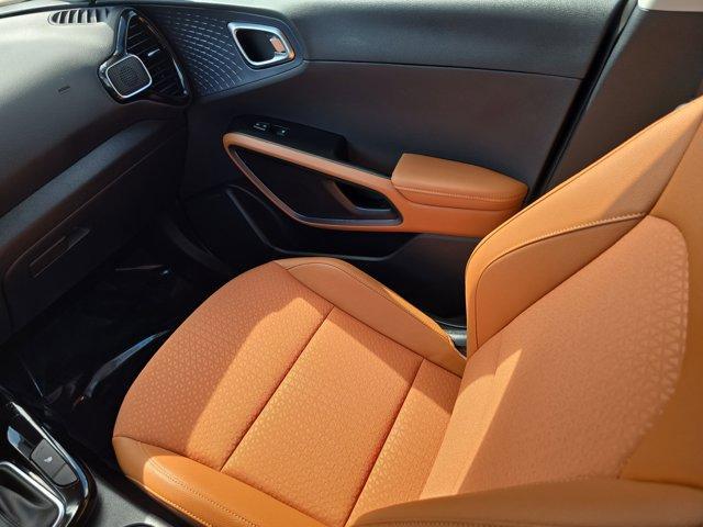 Photo of 2025 Clear White / Black Roof Kia Soul