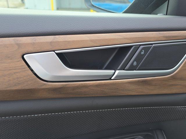 Photo of 2025 Silver Mist Metallic Volkswagen Atlas