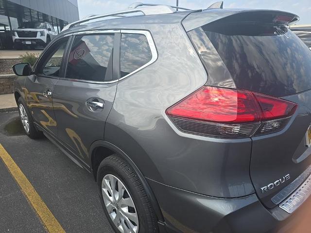 Photo of 2017 Gun Metallic Nissan Rogue