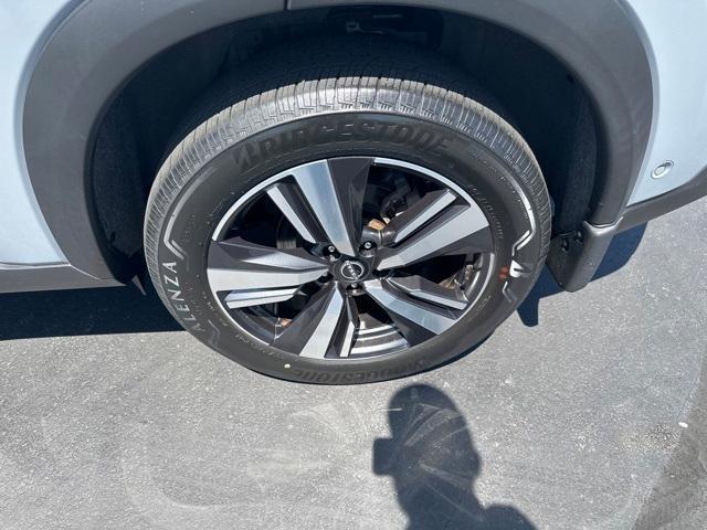 Photo of 2022 Boulder Gray Nissan Rogue