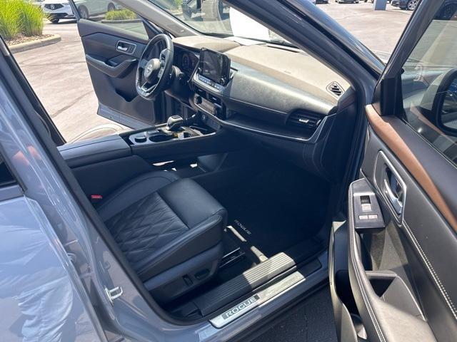 Photo of 2022 Boulder Gray Nissan Rogue