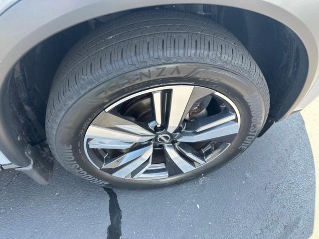 Photo of 2022 Boulder Gray Nissan Rogue