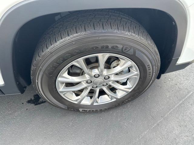 Photo of 2021 Bright White Clearcoat Jeep Cherokee
