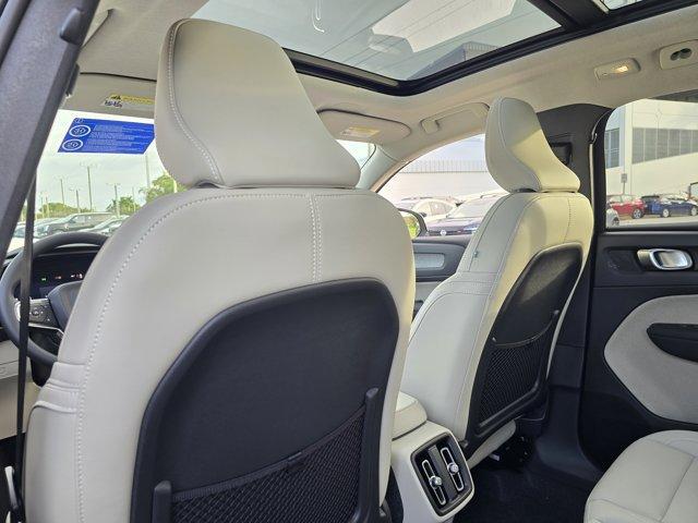 Photo of 2026 Crystal White Volvo XC40