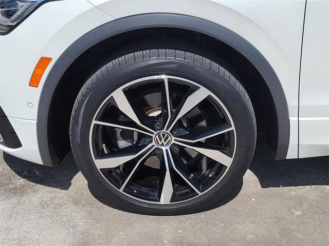 Photo of 2022 Oryx White Pearl Effect Volkswagen Tiguan