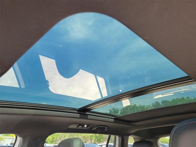 Photo of 2022 Oryx White Pearl Effect Volkswagen Tiguan