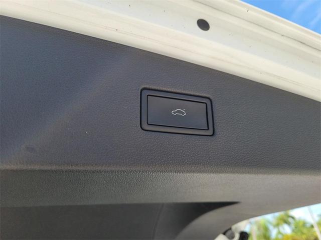 Photo of 2022 Oryx White Pearl Effect Volkswagen Tiguan