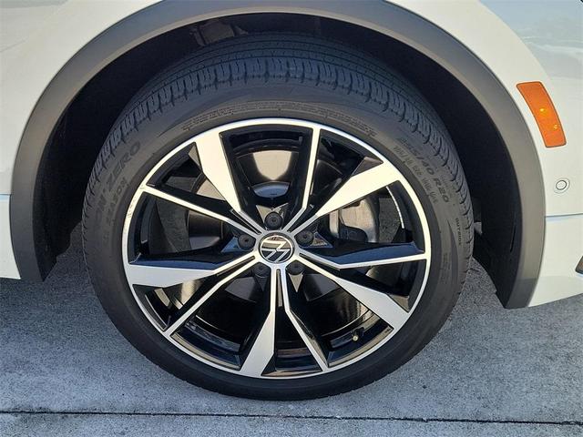 Photo of 2022 Oryx White Pearl Effect Volkswagen Tiguan
