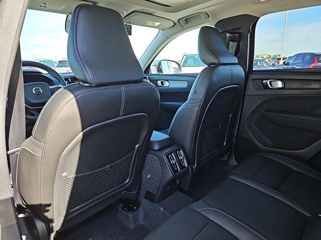 Photo of 2025 Onyx Black Metallic Volvo XC40