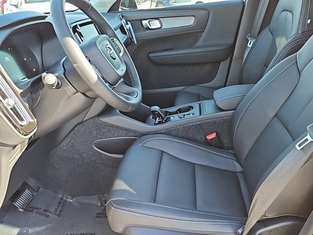 Photo of 2025 Onyx Black Metallic Volvo XC40