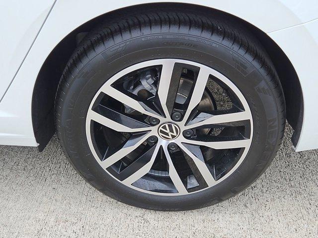 Photo of 2025 Opal White Pearl Effect Volkswagen Jetta
