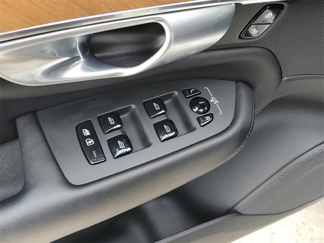 Photo of 2024 Crystal White Volvo XC90