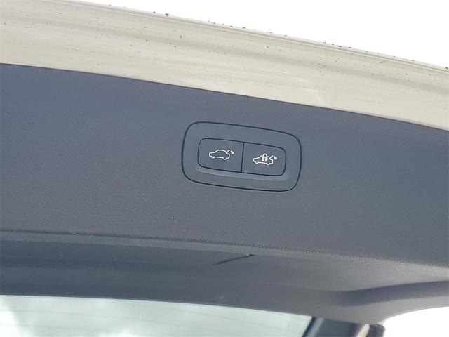 Photo of 2024 Crystal White Volvo XC90